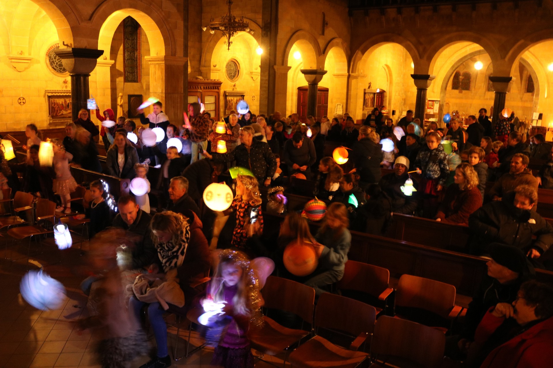 Lampionoptocht vrolijkt Jacobuskerk op
