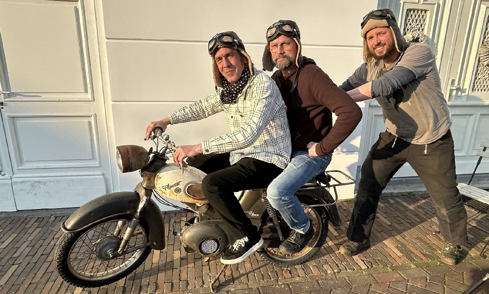 Binnenkort zie je in Schiedam een man op brommer over water rijden