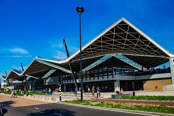 Vrouw uit Schiedam (18) opgepakt wegens mishandelen van NS-beveiligingsmedewerker