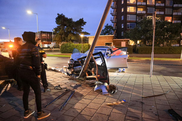 Bestuurder vergeet bocht en rijdt lantaarnpaal omver