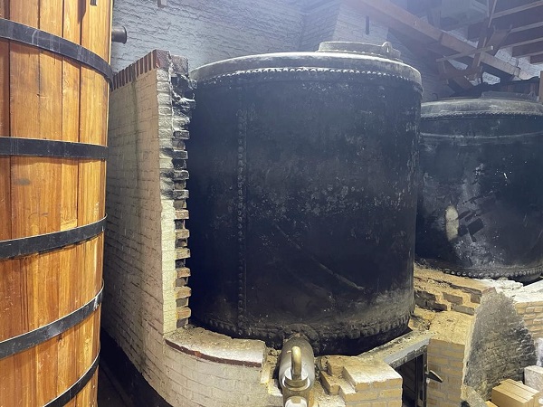 Distilleerketels weer terug op hun plek