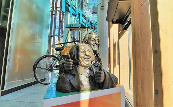 Oog in oog met Bassie en Adriaan in vensterbank Stadsgehoorzaal