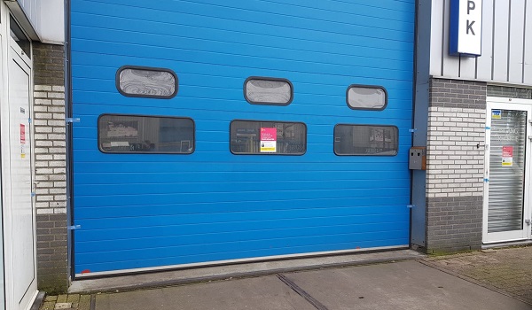 Autoriteiten sluiten pand garagebedrijf in Spaanse Polder