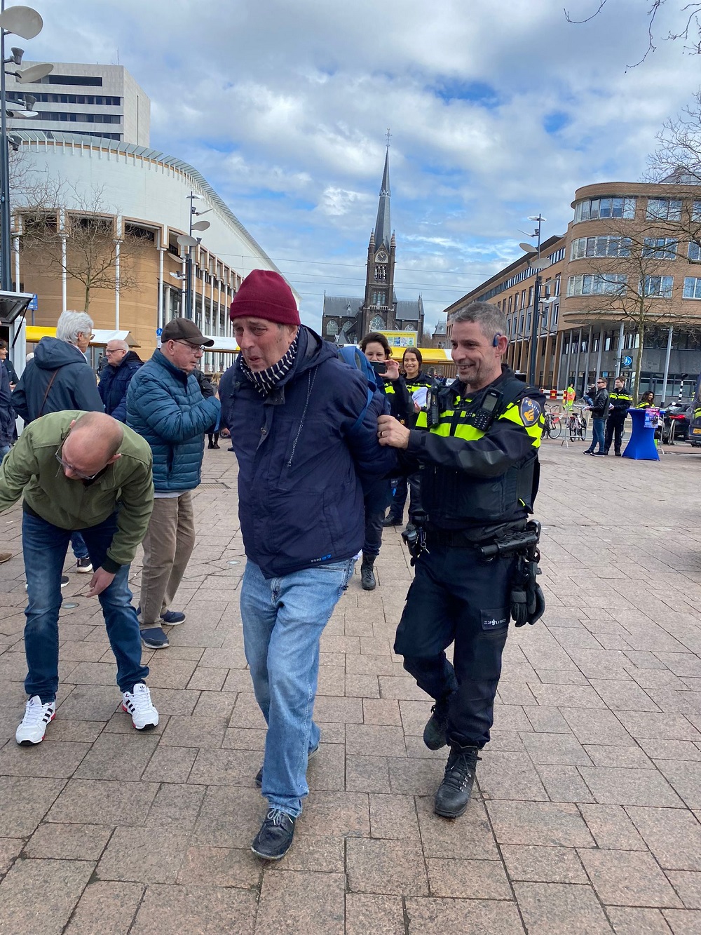 Bekendste verslaggever Schiedam door politie in boeien geslagen