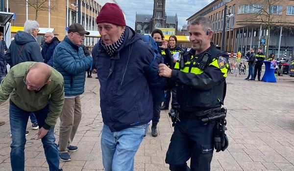Bekendste verslaggever Schiedam door politie in boeien geslagen