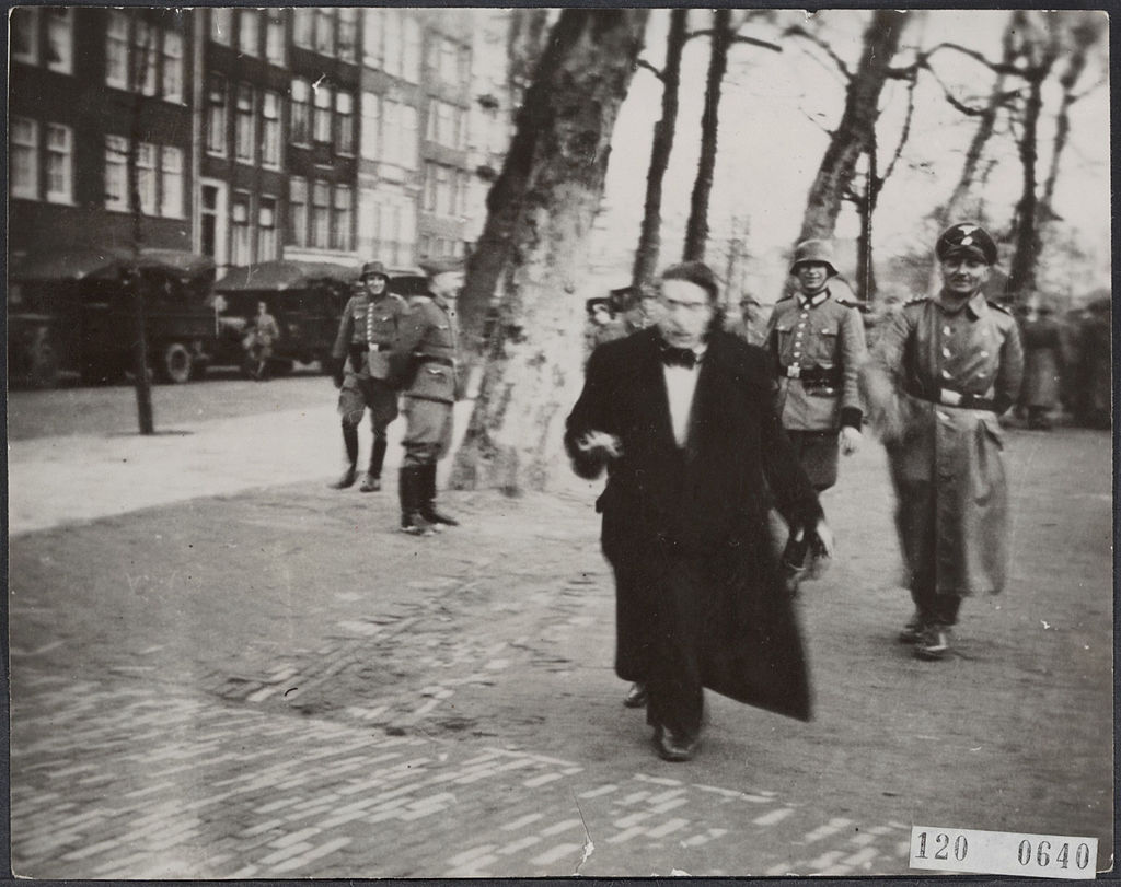 Duizenden mannen werden in Schiedam bij razzia afgevoerd