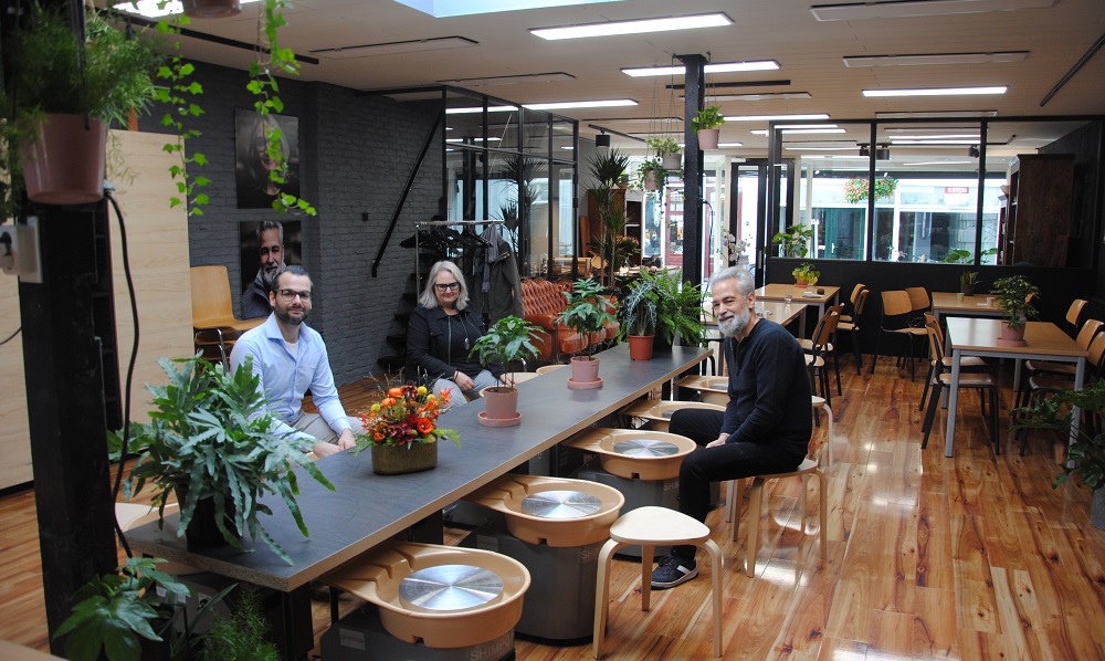 Keramiekwinkel mét tien elektrische draaischijven voor cursussen