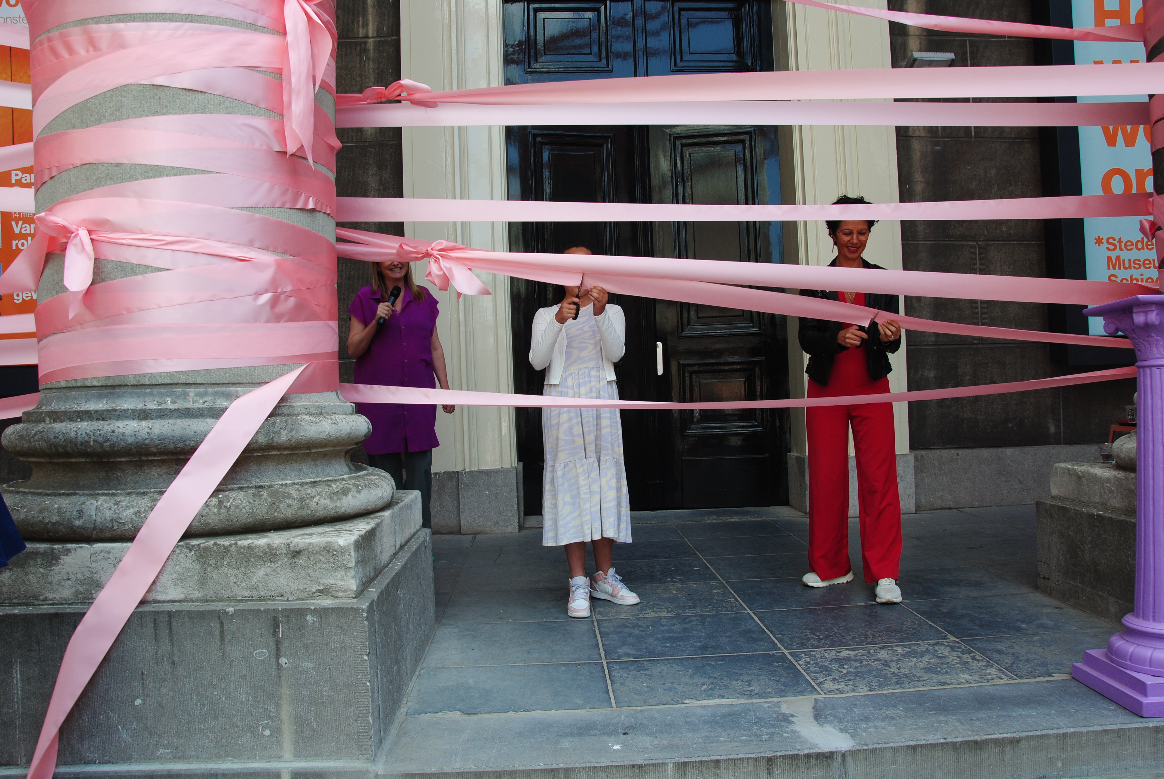 Staatssecretaris en buurtplaatje knippen het Stedelijk Museum Schiedam open