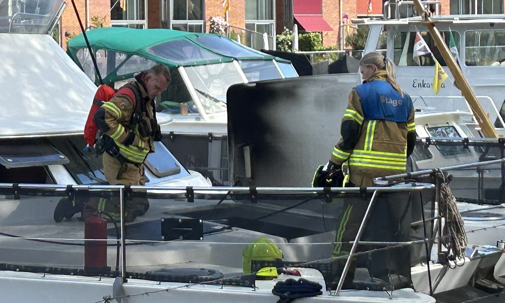 Brand op een catamaran in de Nieuwe Haven