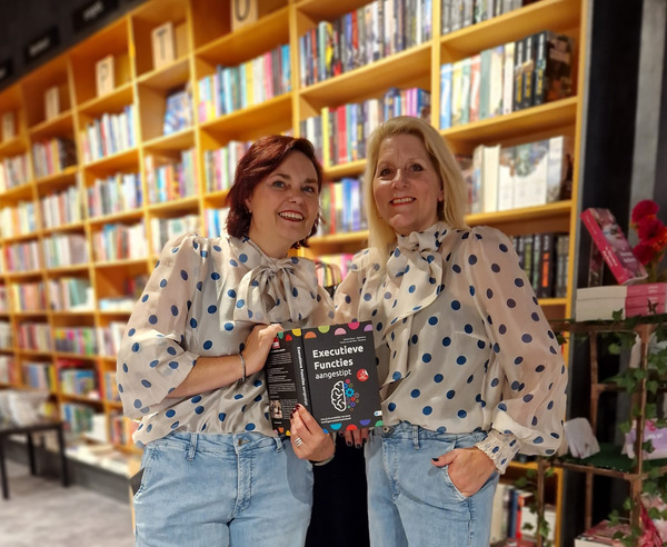 Schiedamse auteurs geven scholen cadeau voor Dag van de Leraar