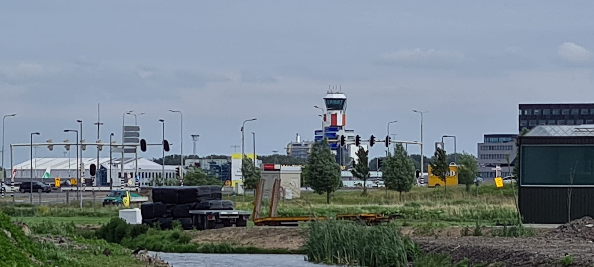 'Vliegveld Rotterdam ontwikkelt zich tot vuilnisbak van Schiphol'