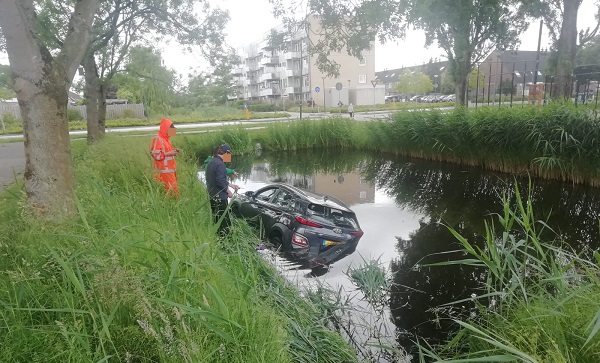 Auto te water in Schiedam Noord