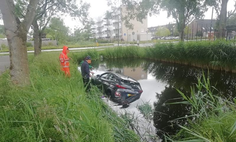 Auto te water in Schiedam Noord
