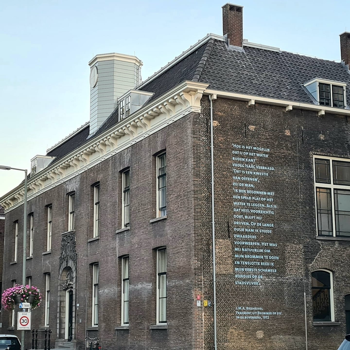 Onthulling citaat 'Brommer op zee' op muur Blauwhuis