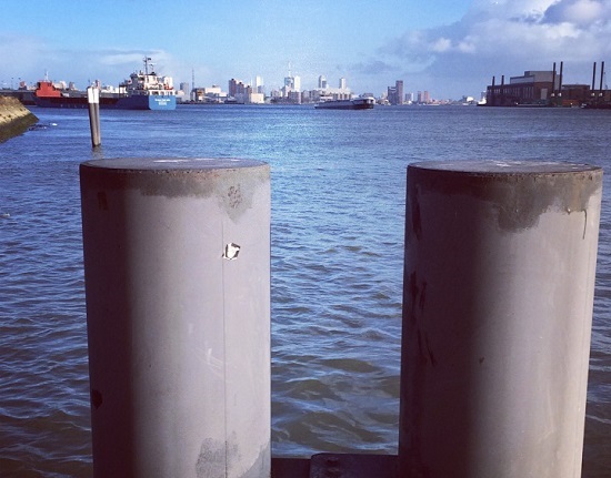 Schiedam ligt niet aan de Nieuwe Waterweg maar aan de Nieuwe Maas