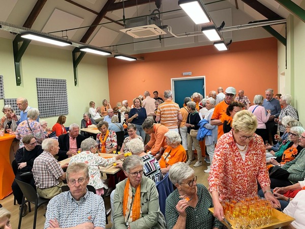 Honderdtwintig bridgeliefhebbers kaartten en fietsten