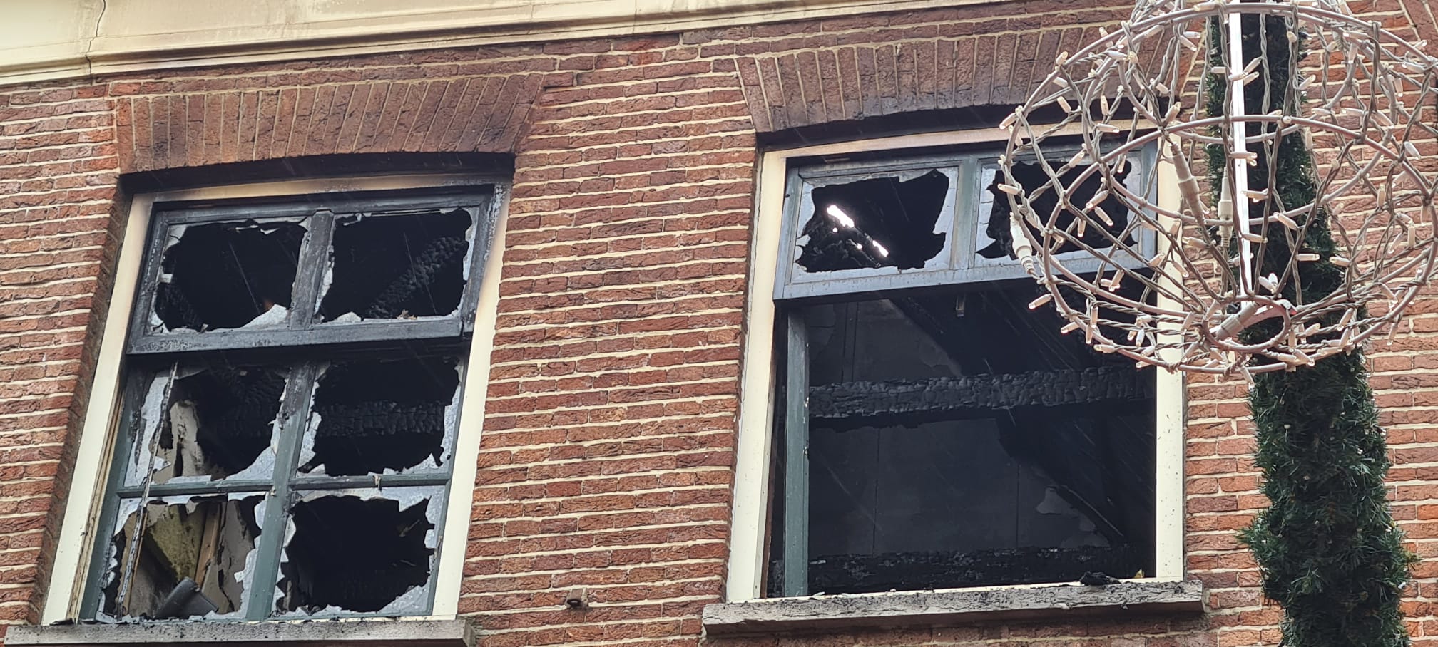 Brand teistert pand op de Dam 