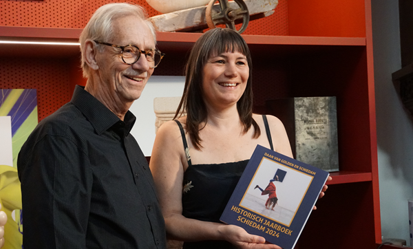 Eerste exemplaar Historisch Jaarboek Schiedam 2024 uitgereikt