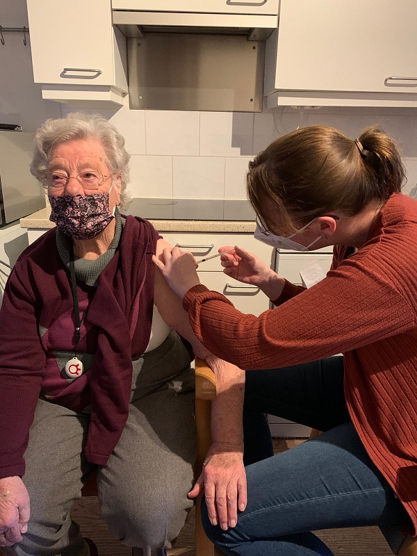 Mobiele prikteams Huisartsenposten vaccineren 1700 mensen