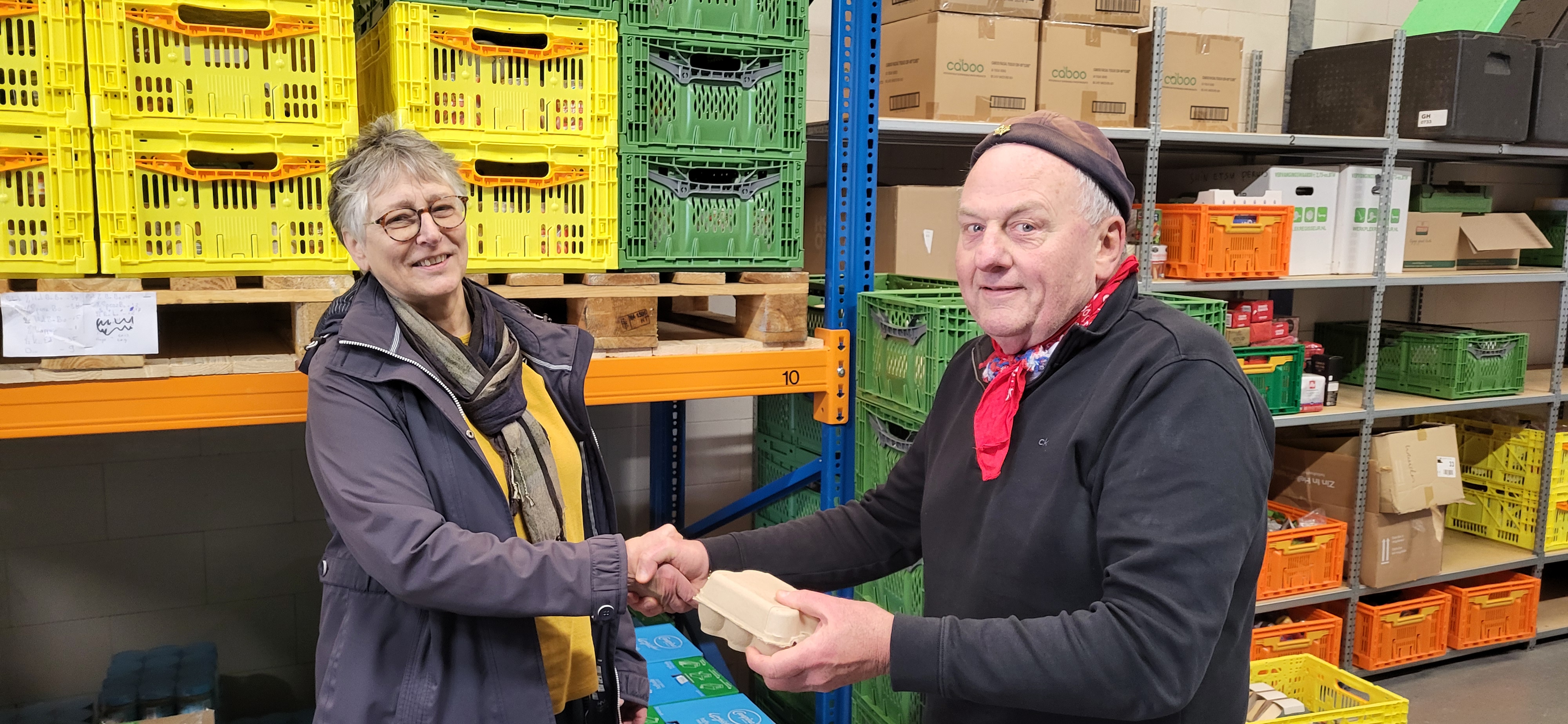 Shantykoor Stuurloos komt met verrassing naar voedselbank