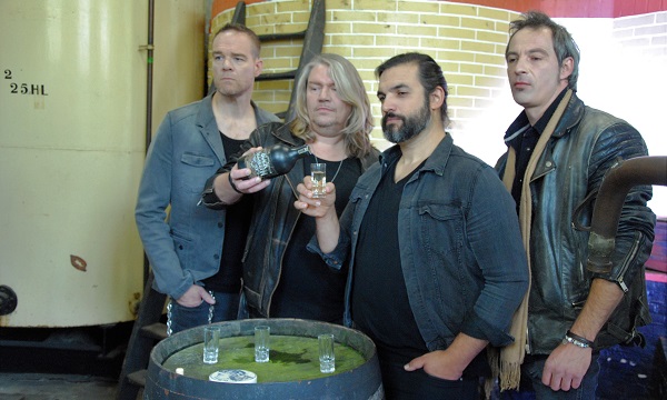 Hard-rockband Black Nazareth lanceert geheel in stijl zijn eigen jenever