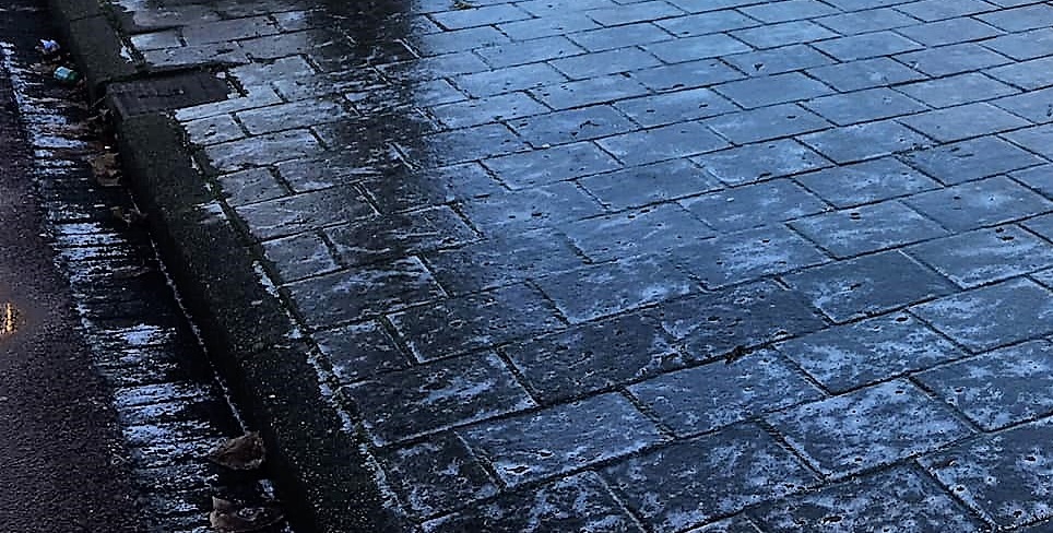 Verraderlijk glad door ijzel en/of neerslag op bevroren ondergrond