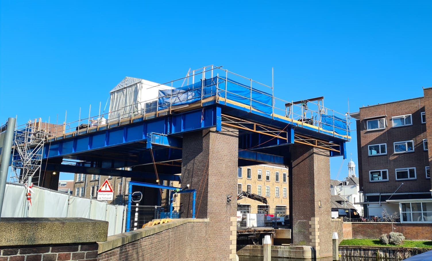Het nieuwe brugdek komt over water uit Friesland naar Schiedam