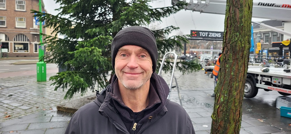 Op sinterklaasdag is het optuigen van de grote kerstbomen begonnen