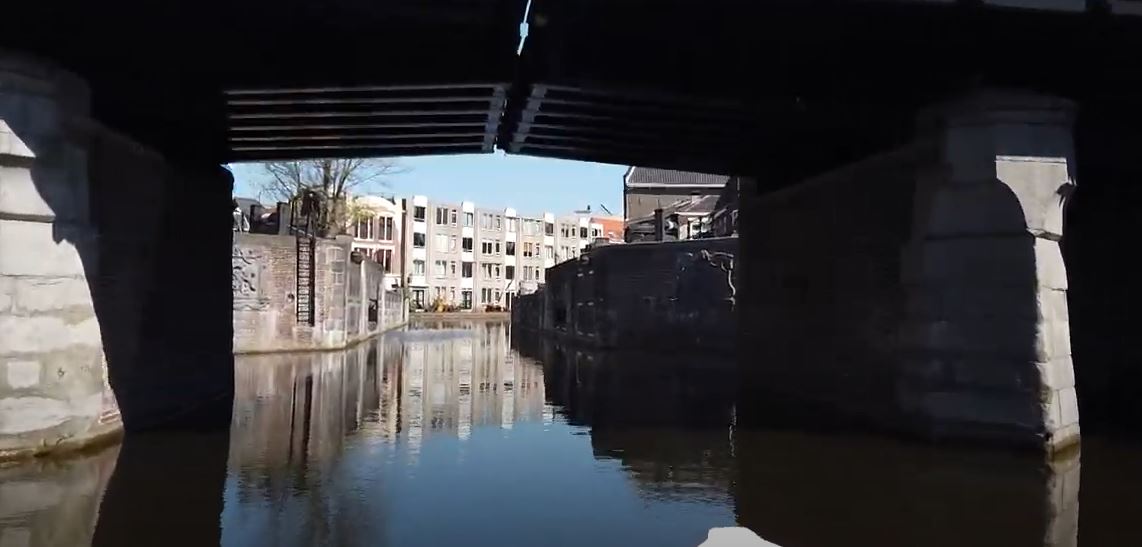 Zie Schiedam vanaf het water, ga onder bruggen door