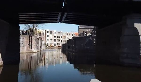 Zie Schiedam vanaf het water, ga onder bruggen door