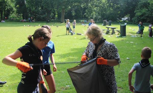 Welpen van Scouting Tono-groep prikken afval in het park