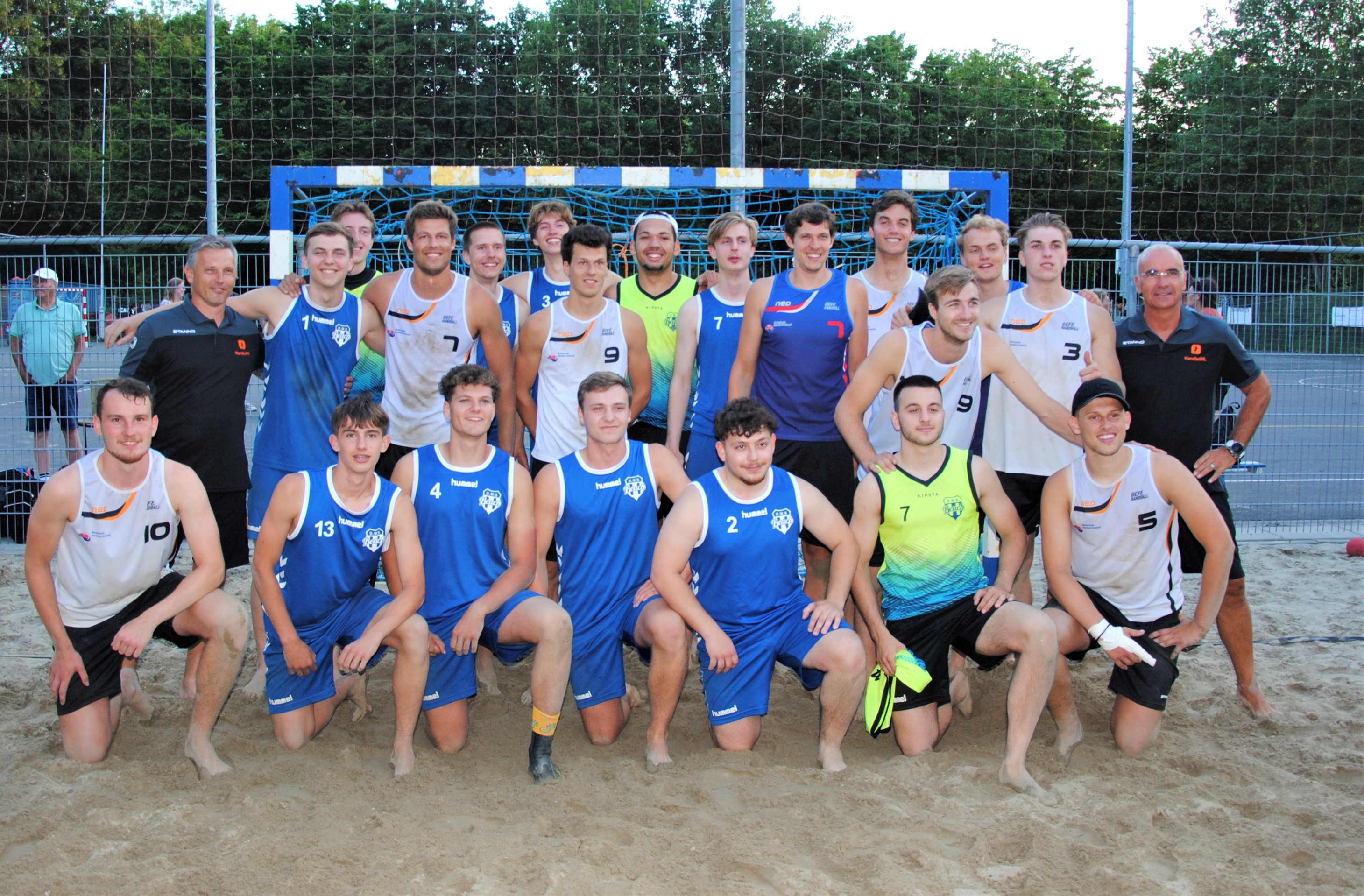 Nationaal team beachhandbal oefent in Schiedam tegen DWS
