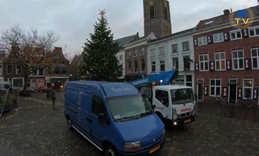 Timelaps van opzetten en versieren van de grote kerstboom