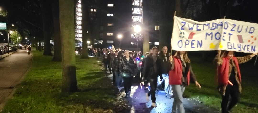 Protestmars tegen sluiting Zwembad Zuid