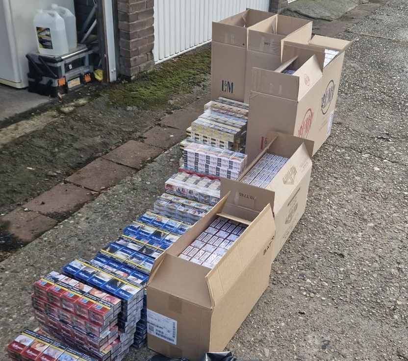 370 duizend illegale sigaretten in garageboxen opgerold