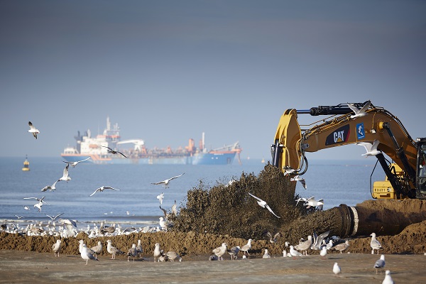 Het strand van Ouddorp wordt opgespoten met zand, een Kuip vol