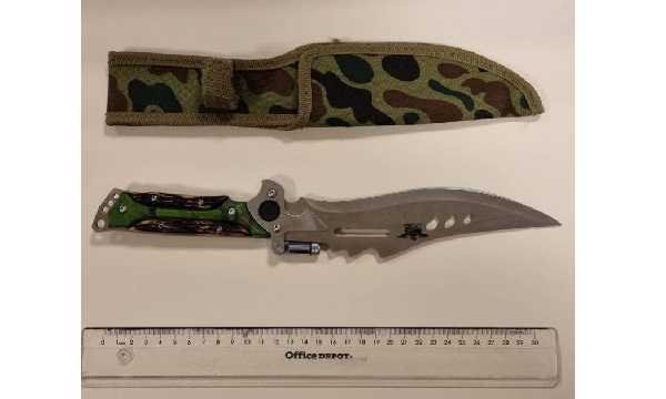 Dit mes werd vannacht van straat gehaald, de eigenaar aangehouden