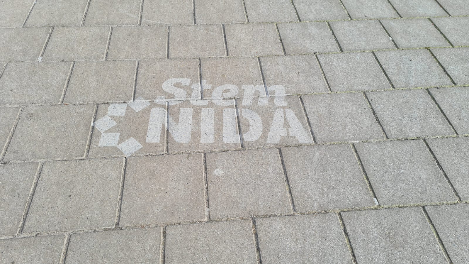 Aanbrengen met hogedrukspuit van politieke reclame op straat door NIDA is niet toegestaan 