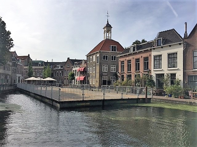Het ponton voor de Sjieke Feesten drijft in de Schie