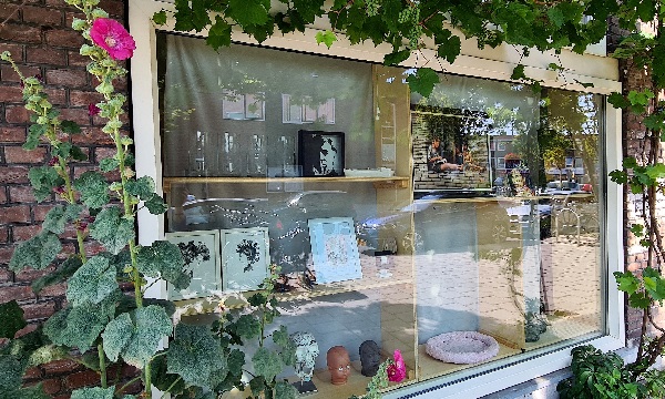 Kunst tussen stokroos en druiventak 