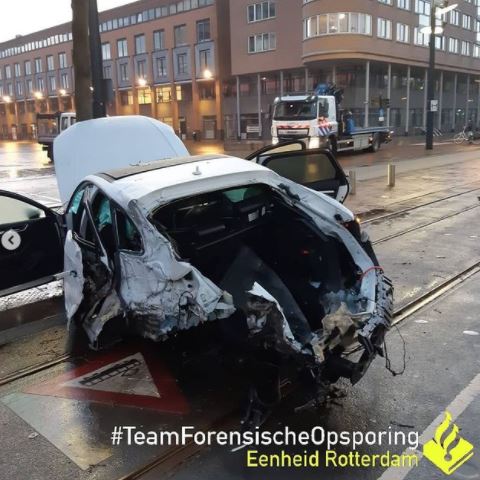 Ongeluk na racen auto over trambaan  