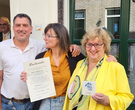 Ereschildjes voor de Hoeksteenkerk en De Herbergier