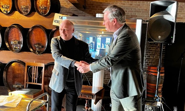 Memorabele verkoopexpositie van KunstWerkt in Jenevermuseum feestelijk afgesloten