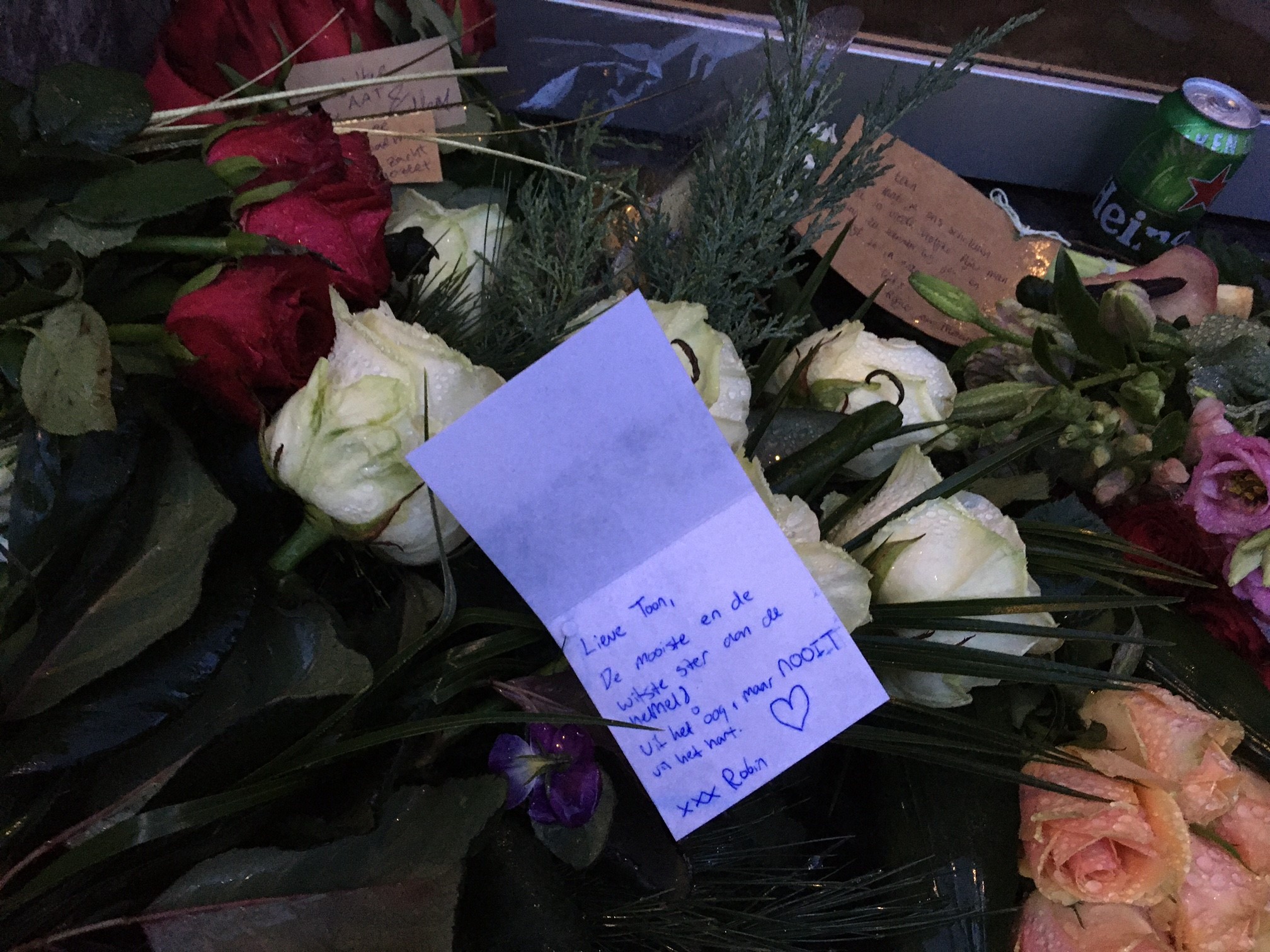 'Blijf thuis, brand een kaarsje voor Toon en luister naar zijn muziek'