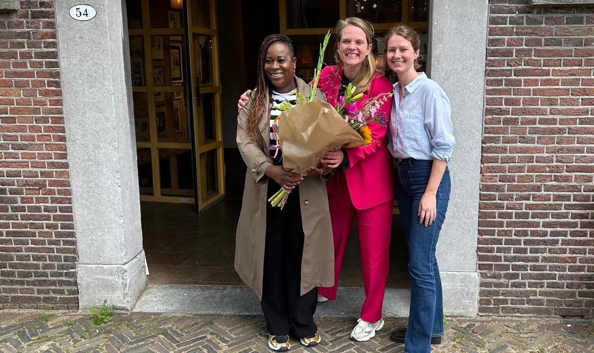 Wethouder feliciteert De Bonte Koe met certificering