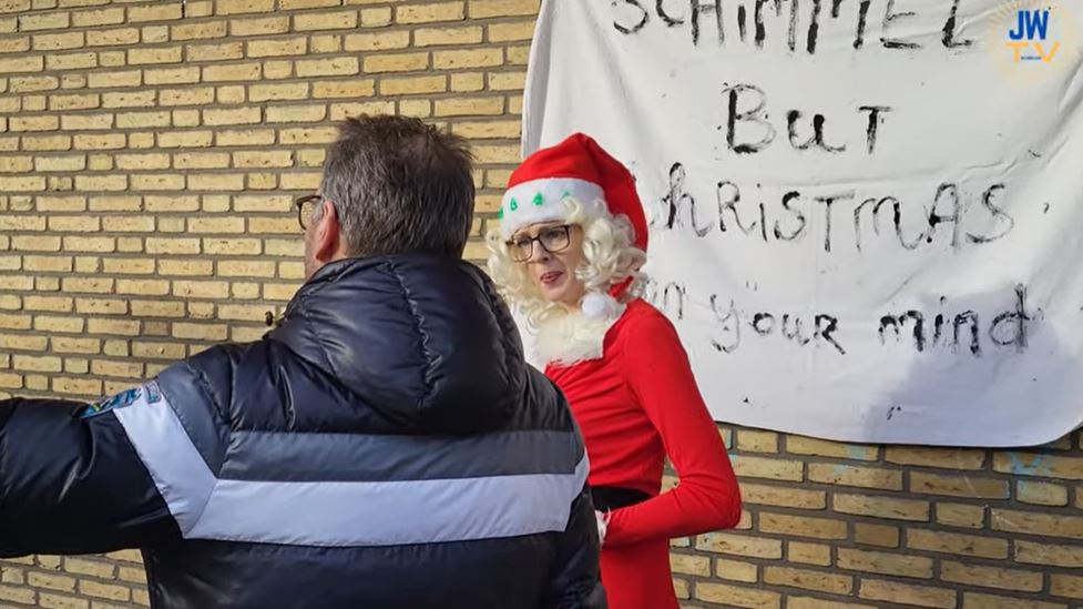 Protestactie in Nolenslaan van bewoners 'Schimmelbuurt' Schiedam