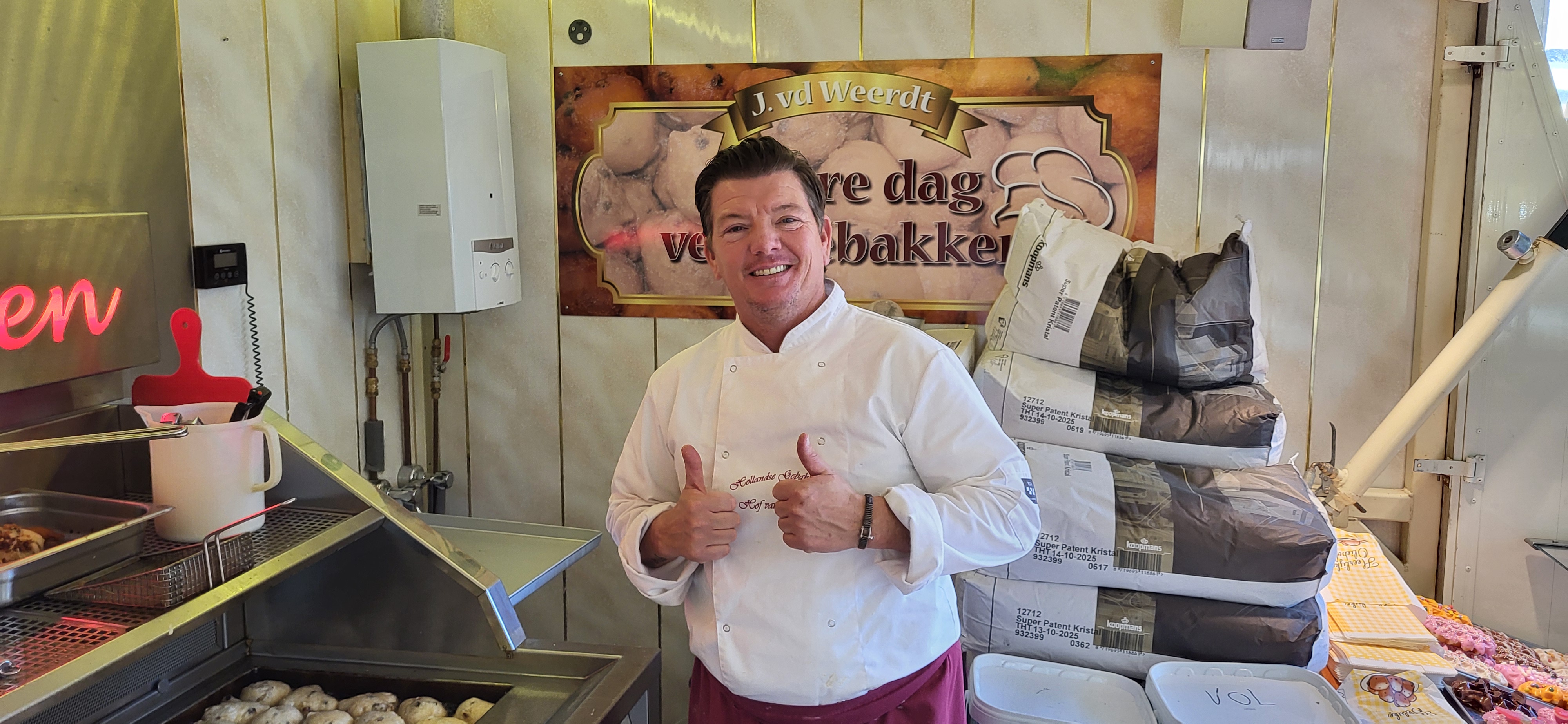 Oliebollenbakker Joop van de Weerdt staat weer in Spaland