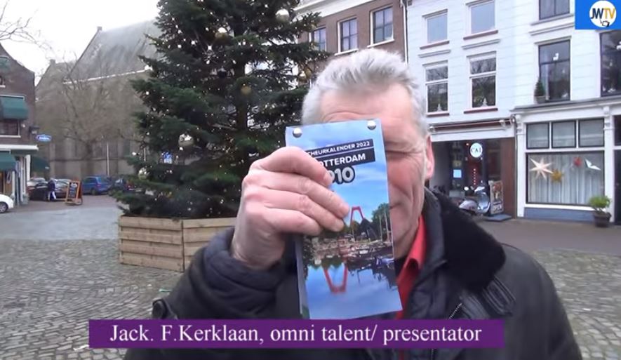 Jack Kerklaan prijst zijn tiende 010 kalender aan