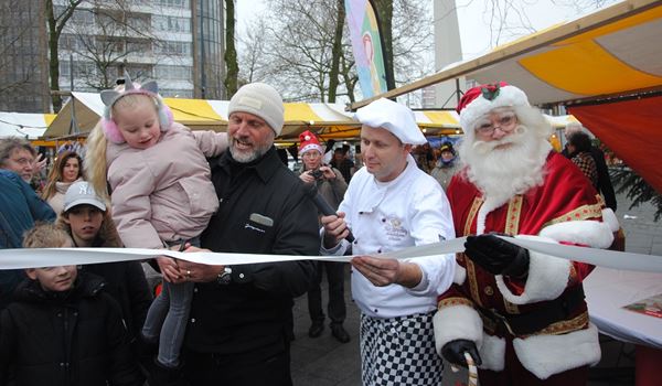 John de Wolf opent kerstmarkt op Koemarkt