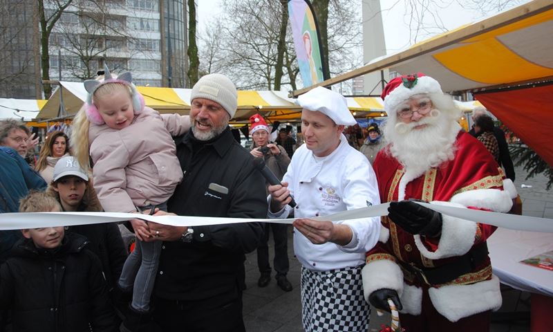 John de Wolf opent kerstmarkt op Koemarkt